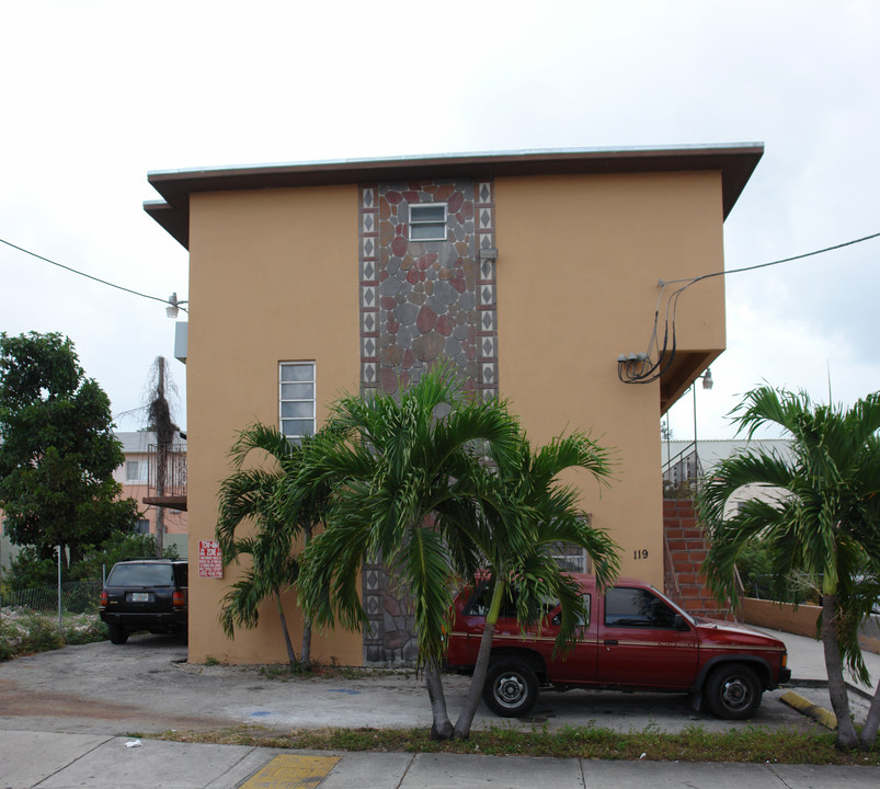 Apartamentos Segovia in Miami, FL - Foto de edificio