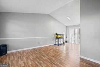 5626 Pine Gate Dr in Atlanta, GA - Foto de edificio - Building Photo