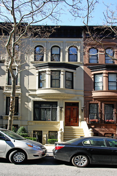 12 W 83rd St in New York, NY - Building Photo