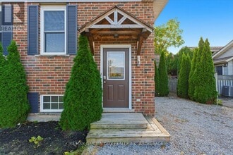 4 Fox Trail Dr in St Catharines, ON - Building Photo - Building Photo