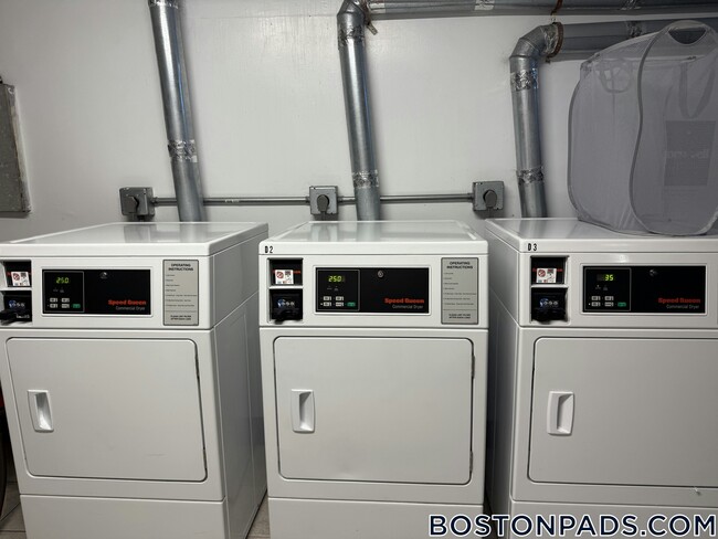 17 Fairbanks St, Unit 11 in Brookline, MA - Building Photo - Building Photo