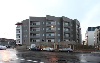 Coronado Plaza in Los Angeles, CA - Building Photo - Building Photo