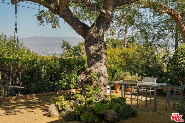 11460 Laurelcrest Rd in Los Angeles, CA - Building Photo - Building Photo