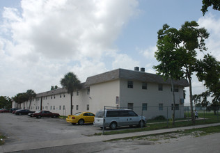 Hollywood Park West in Hollywood, FL - Building Photo - Building Photo