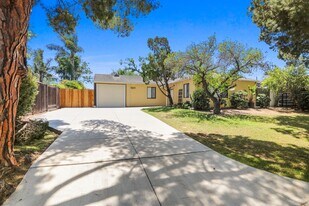 989 Arbor St in Costa Mesa, CA - Building Photo