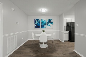 Courtney Square in Decatur, AL - Foto de edificio - Building Photo