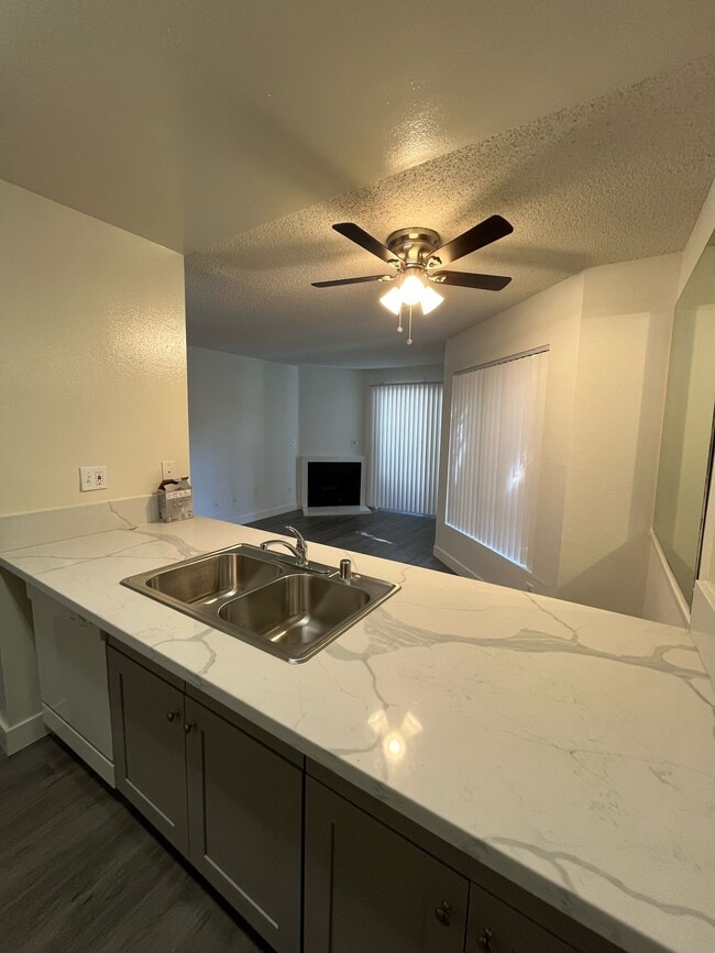 1632 N Formosa Ave, Unit 103 in Los Angeles, CA - Building Photo - Building Photo