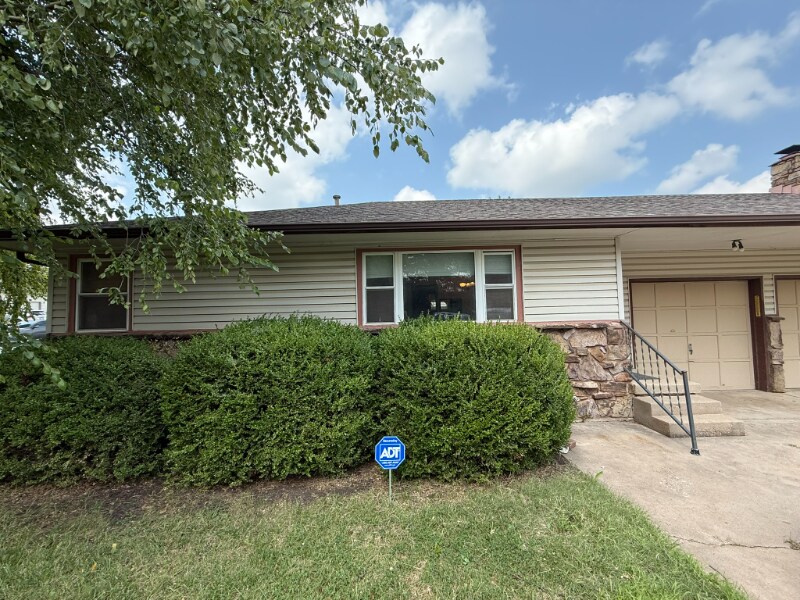 1603 Timberline Dr in Rose Hill, KS - Building Photo