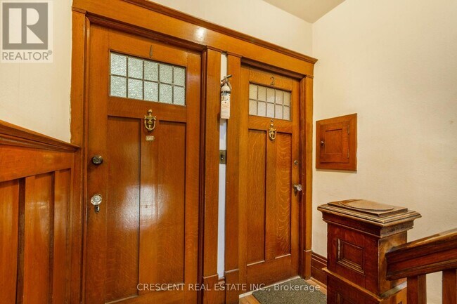 180 Queens Dr in Toronto, ON - Building Photo - Building Photo