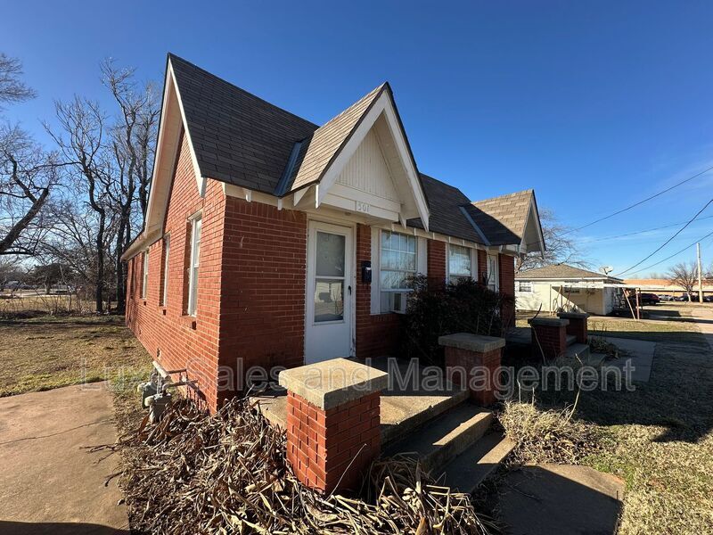 501 N Baumann Ave in Edmond, OK - Building Photo