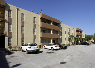 Village Park Apartments in Hialeah, FL - Building Photo - Building Photo