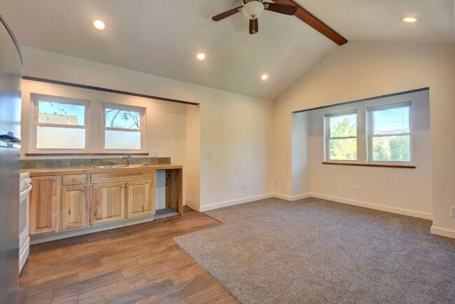 393 N Laurel St in Ashland, OR - Building Photo - Building Photo