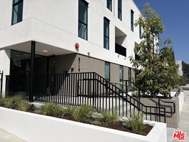 5119 Colfax Ave in Los Angeles, CA - Foto de edificio - Building Photo