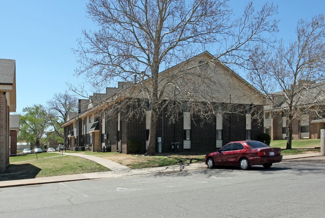 Rolling Green Apartments in Edmond, OK - Building Photo - Building Photo