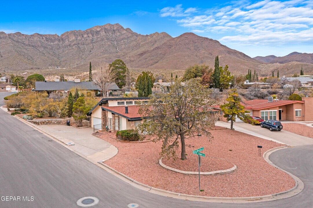 8201 Big Bend Dr in El Paso, TX - Building Photo