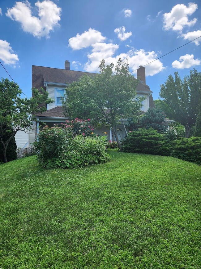 19 Valley Rd in Greenwich, CT - Building Photo - Building Photo