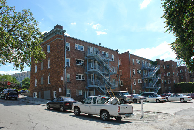 3708 Dodge St in Omaha, NE - Foto de edificio - Building Photo