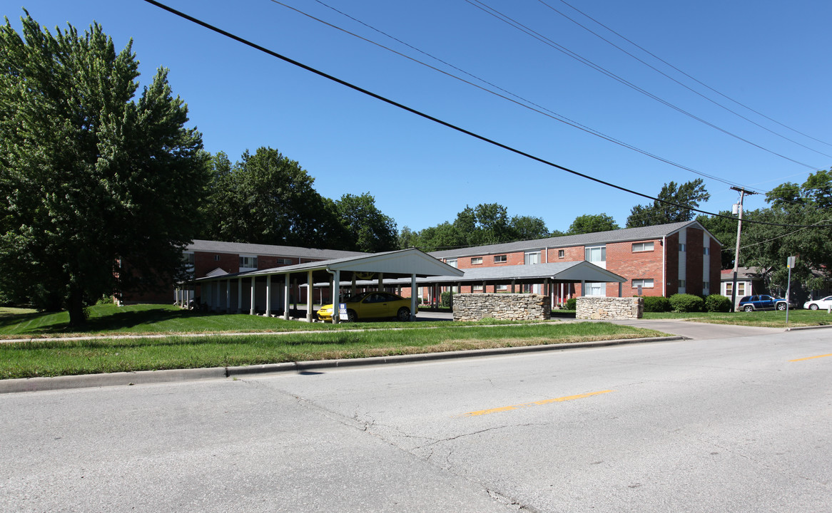 Creekside Apartments in Olathe, KS - Building Photo