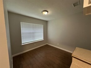 1013 Mccall Ave in Conroe, TX - Building Photo - Building Photo