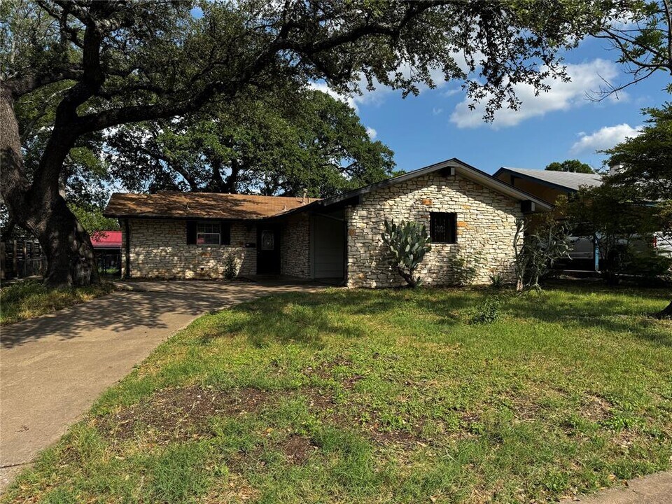 5907 Garden Oaks Dr in Austin, TX - Foto de edificio