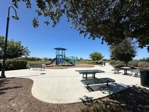 2279 Elizabeth Dr in Hanford, CA - Building Photo - Building Photo