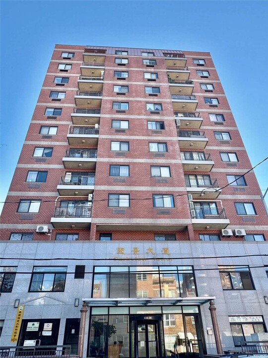 132-26 Avery Ave in Queens, NY - Building Photo