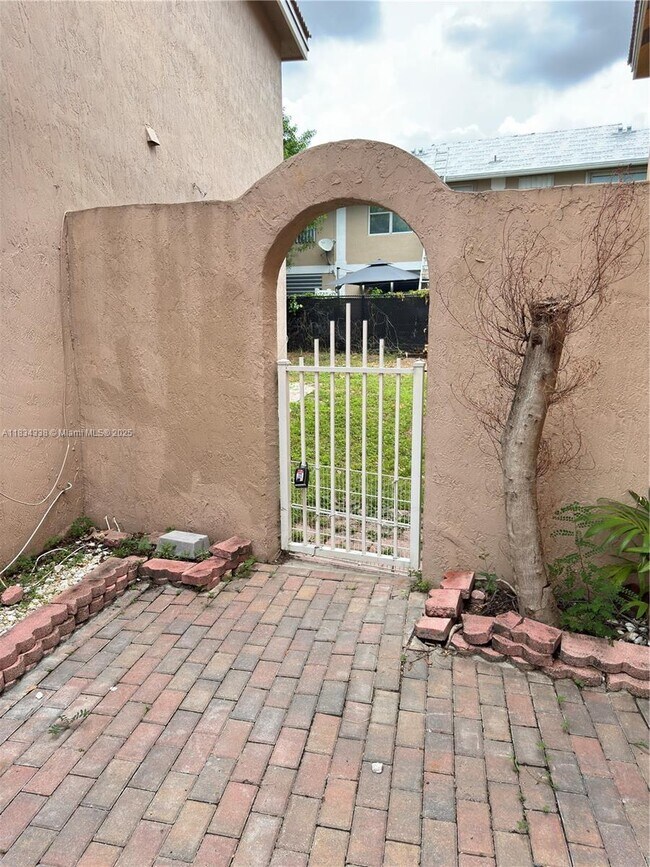 5490 NW 92nd Ave in Sunrise, FL - Building Photo - Building Photo