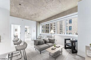 10 Commerce Ct in Newark, NJ - Building Photo