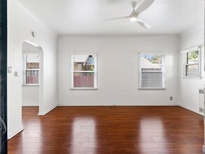 1115 E Broadway, Unit 04 in Long Beach, CA - Building Photo - Building Photo