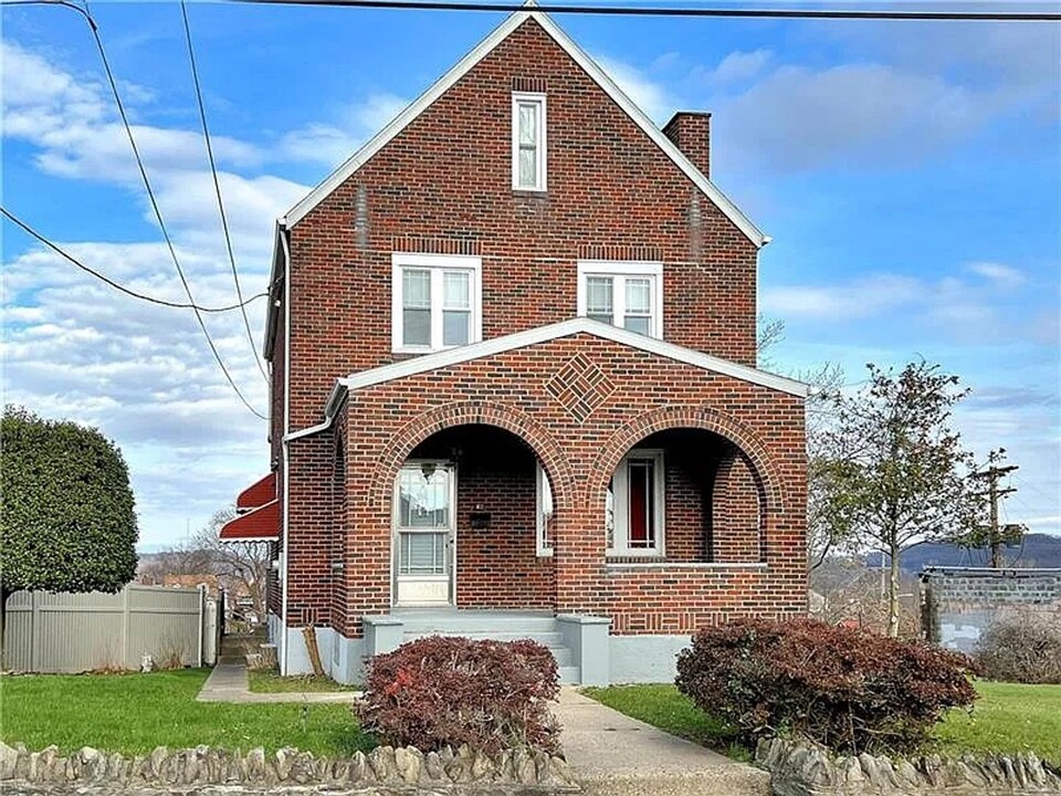 413 Rose Ave in Clairton, PA - Building Photo