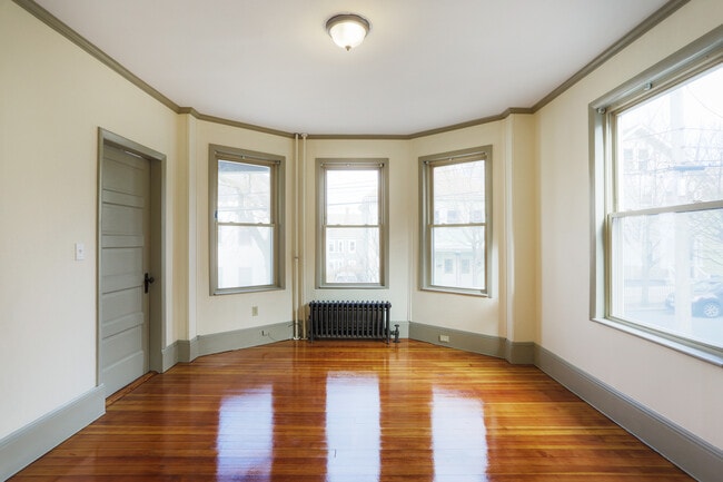 31 Roslyn St, Unit 1 in Salem, MA - Building Photo - Building Photo