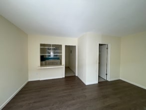14207 Sylvan St in Los Angeles, CA - Building Photo - Building Photo