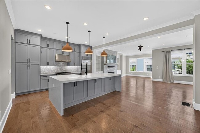 property at 124 W Wieuca Rd NE