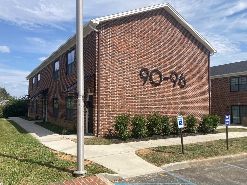 94 St James Ct in Frankfort, KY - Building Photo