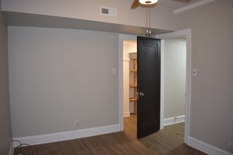 3218 W Balmoral Ave, Unit 2W in Chicago, IL - Building Photo - Building Photo