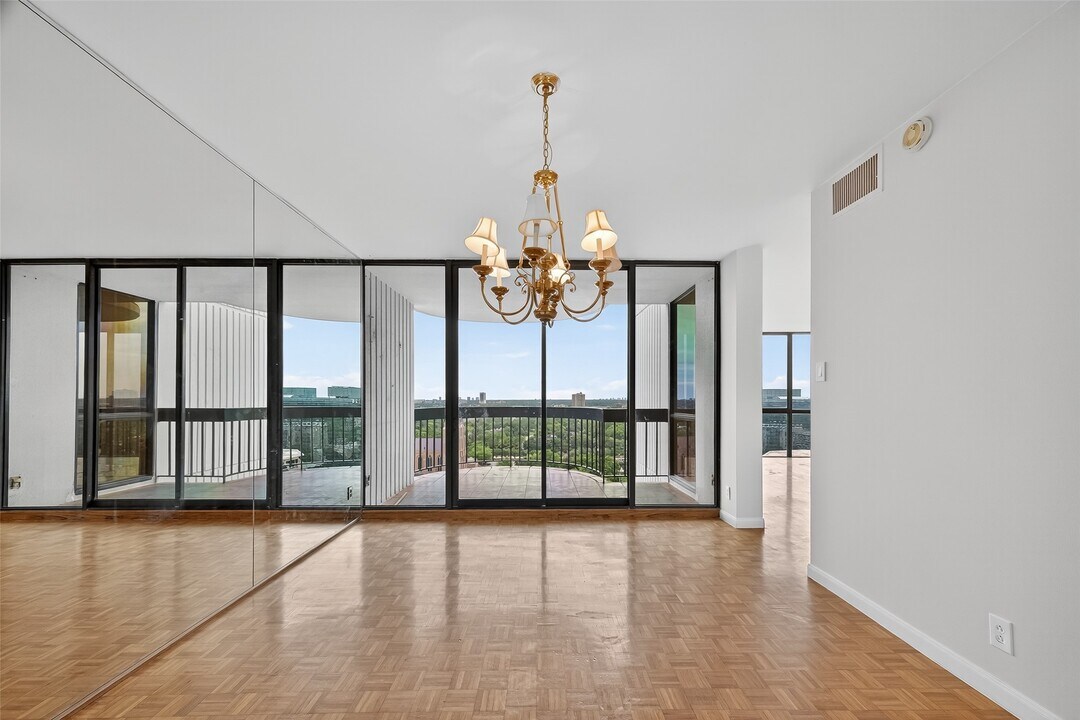 5001 Woodway Dr in Houston, TX - Building Photo