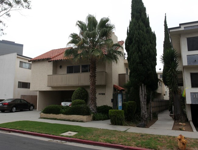 11728 Kiowa Ave in Los Angeles, CA - Foto de edificio - Building Photo