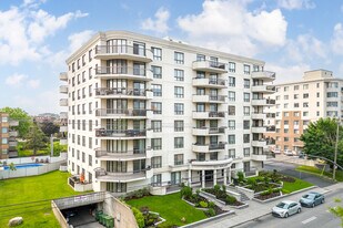 2750 De La Côte-Vertu Boul in Montréal, QC - Building Photo
