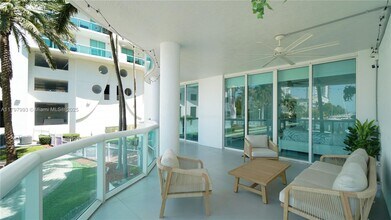 7918 Harbor Island Dr in North Bay Village, FL - Building Photo - Building Photo