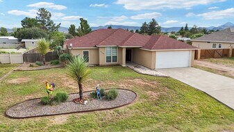110 Deer Run Dr in Alpine, TX - Building Photo