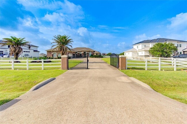property at 5942 Sagamore Bay Ln