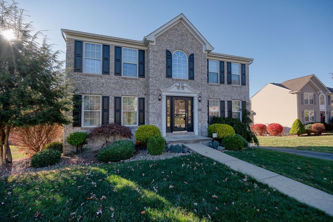220 Blossom Ct in New Kensington, PA - Building Photo