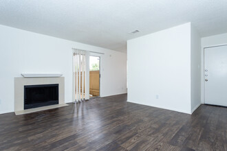 Meadowcrest Apartments in Dallas, TX - Building Photo - Interior Photo