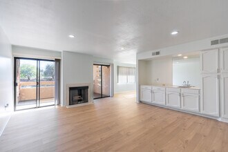 Canyon Villas Place in Palm Springs, CA - Building Photo - Building Photo