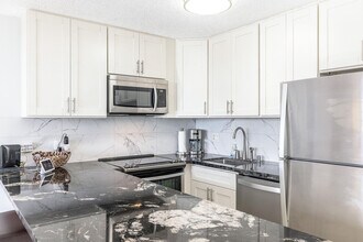 411 Hobron Ln in Honolulu, HI - Foto de edificio - Building Photo