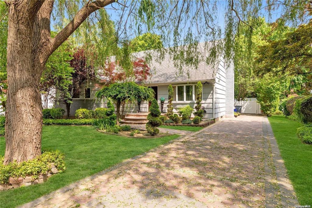 7 Henry St in Great Neck, NY - Building Photo
