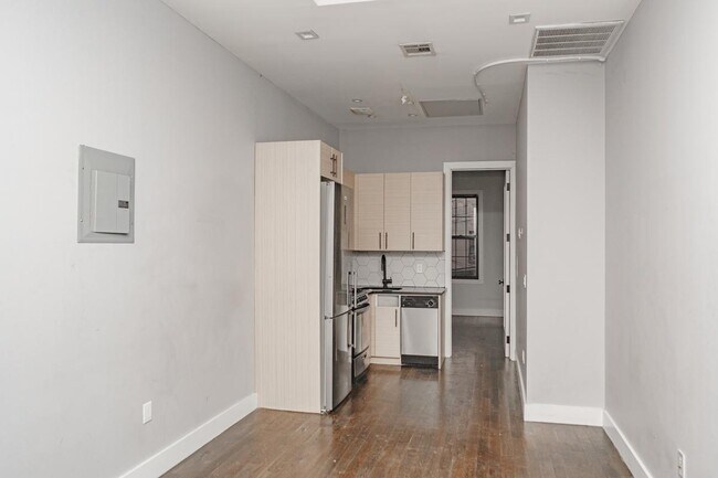 54-38 Arnold Ave, Unit 2R in Queens, NY - Building Photo - Building Photo
