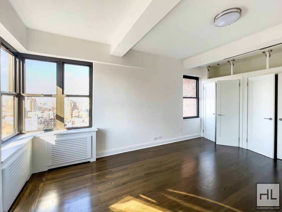 5 AVENUE in New York, NY - Building Photo