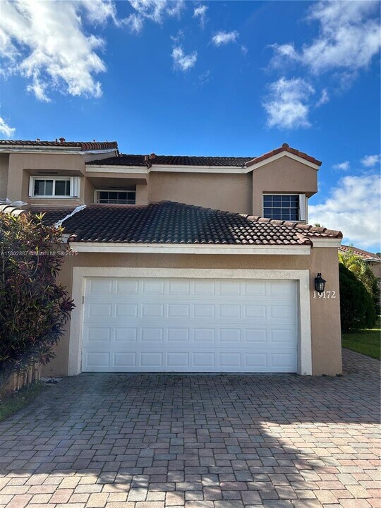 19172 NW 82nd Cir Ct in Hialeah, FL - Building Photo