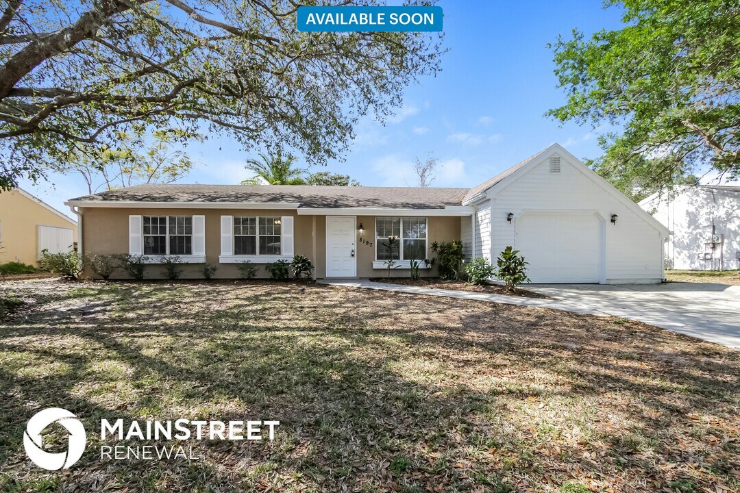 8197 Alam Ave in North Port, FL - Building Photo